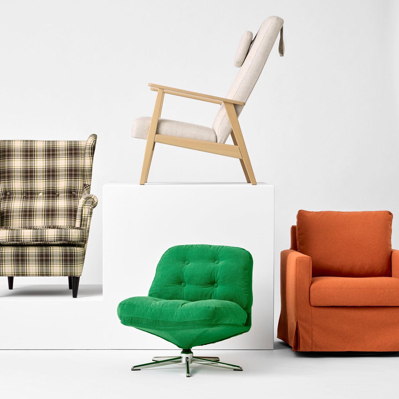 An artful arrangement of STRANDMON, EKENÄSET, DYVLINGE and SALTSJÖBADEN armchairs, placed side by side against a white wall.