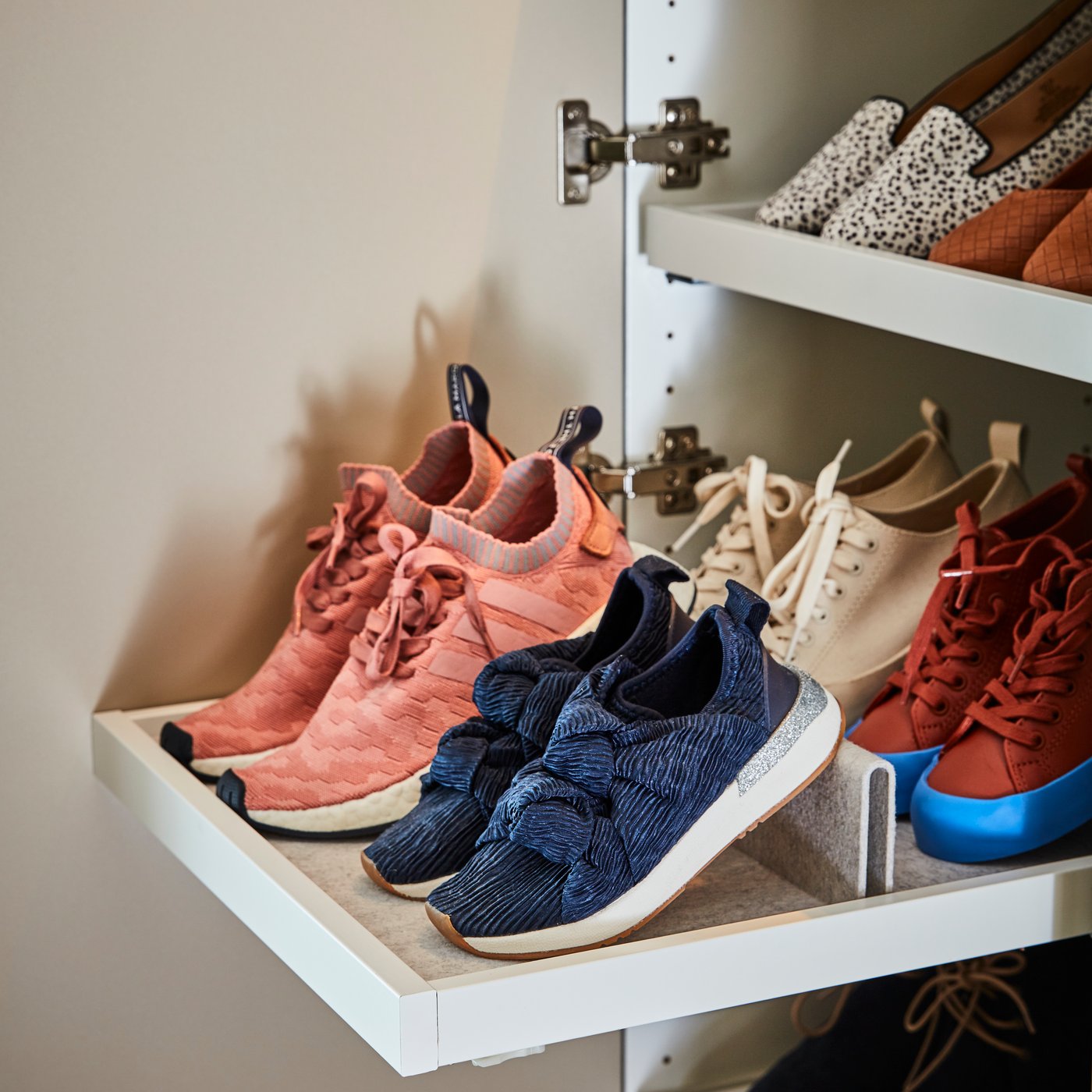 A light grey KOMPLEMENT shoe insert for pull-out tray in the bedroom
