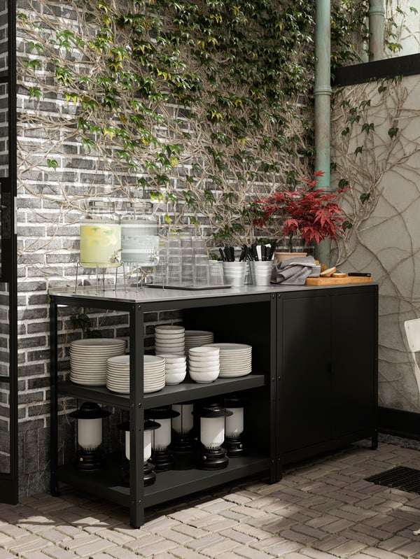 Un mueble de cocina exterior con parrilla GRILLSKÄR .