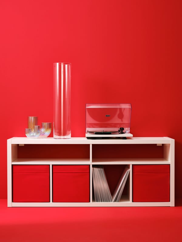 A red DRÖNA box