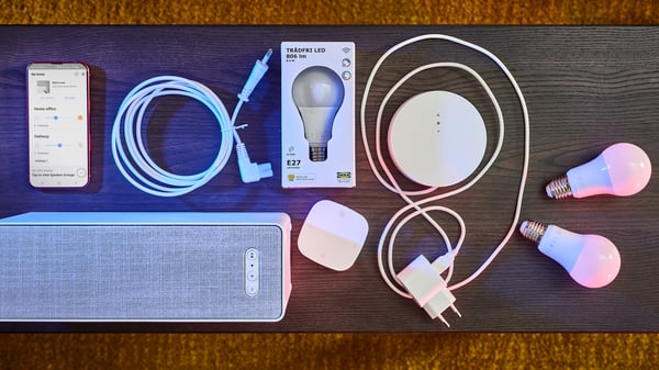 ホワイトのSYMFONISK/シンフォニスク ブックシェルフ型WiFiスピーカー、ホワイトのTRÅDFRI/トロードフリ ゲートウェイ、ホワイトのリモコン、ケーブル。
