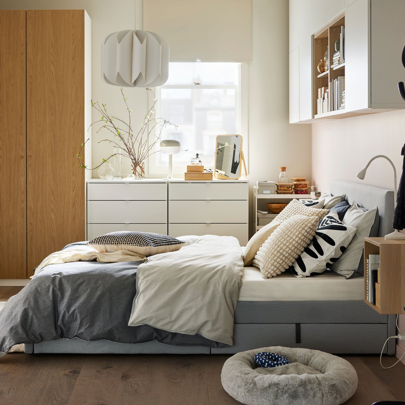A white/anchor/unlock-function VIHALS chest of 4 drawers in the bedroom