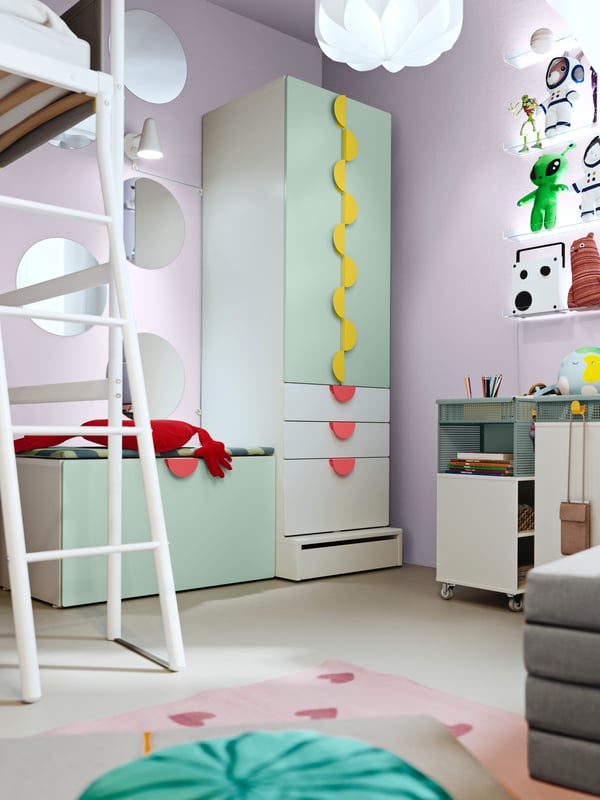 Dans un coin d’une chambre d’enfant bien éclairé, rangement avec banc SMÅSTAD/PLATSA près de deux dessertes ÖVNING.