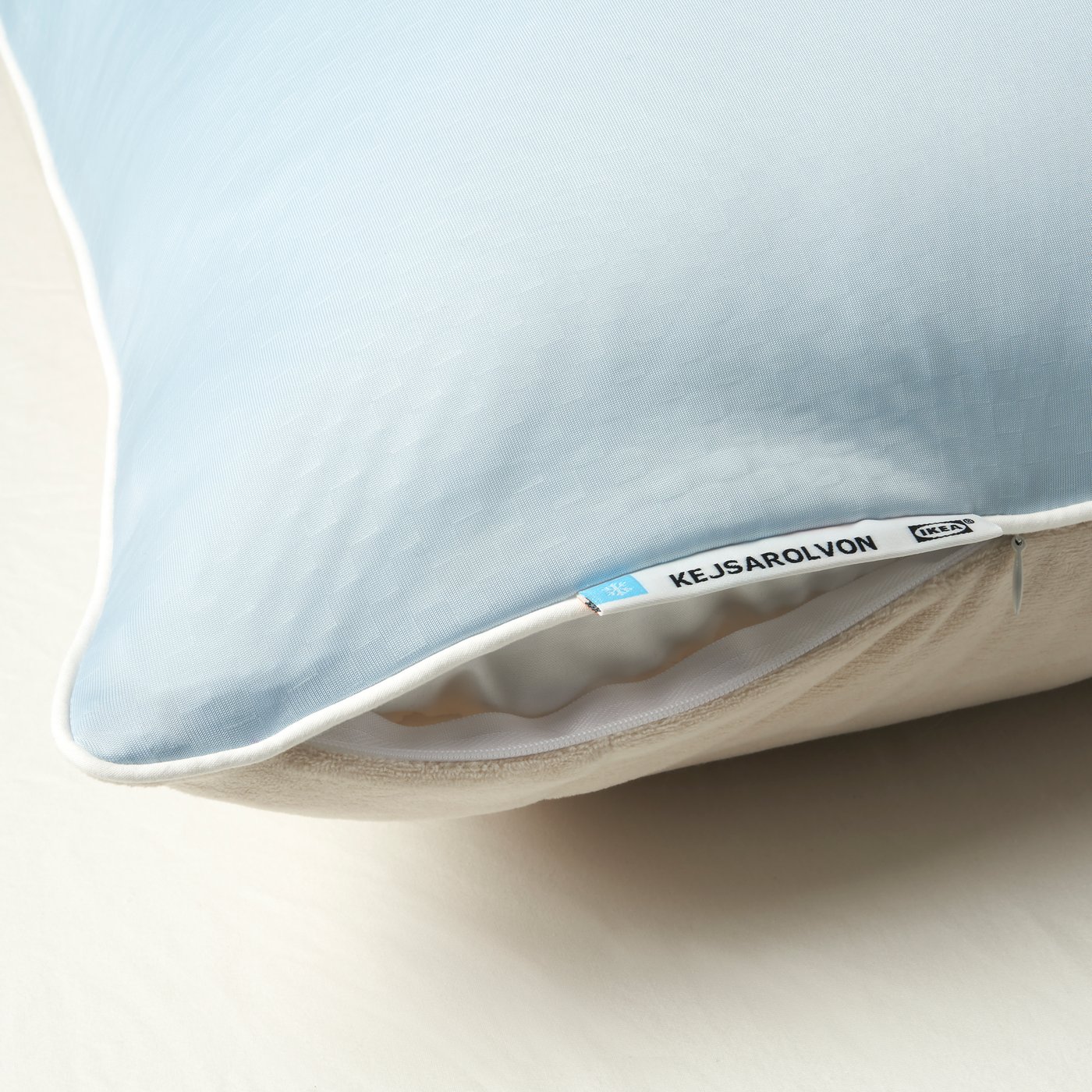 A beige/blue KEJSAROLVON pillow protector