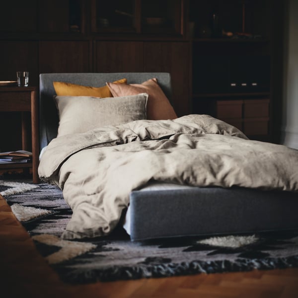 A light grey-beige ÄNGSLILJA duvet cover and pillowcase
