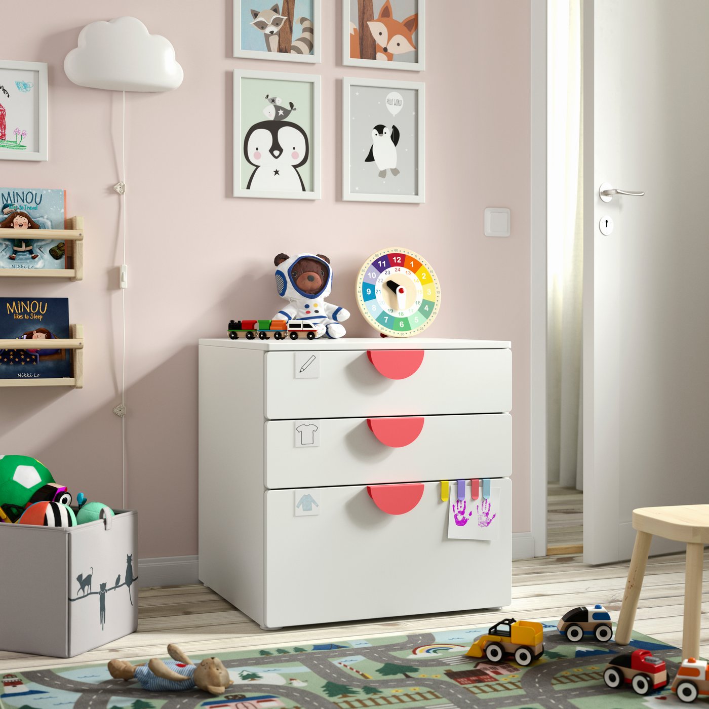 Eine weiß-weiße PLATSA-Kommode mit drei Schubladen im Kinderzimmer.