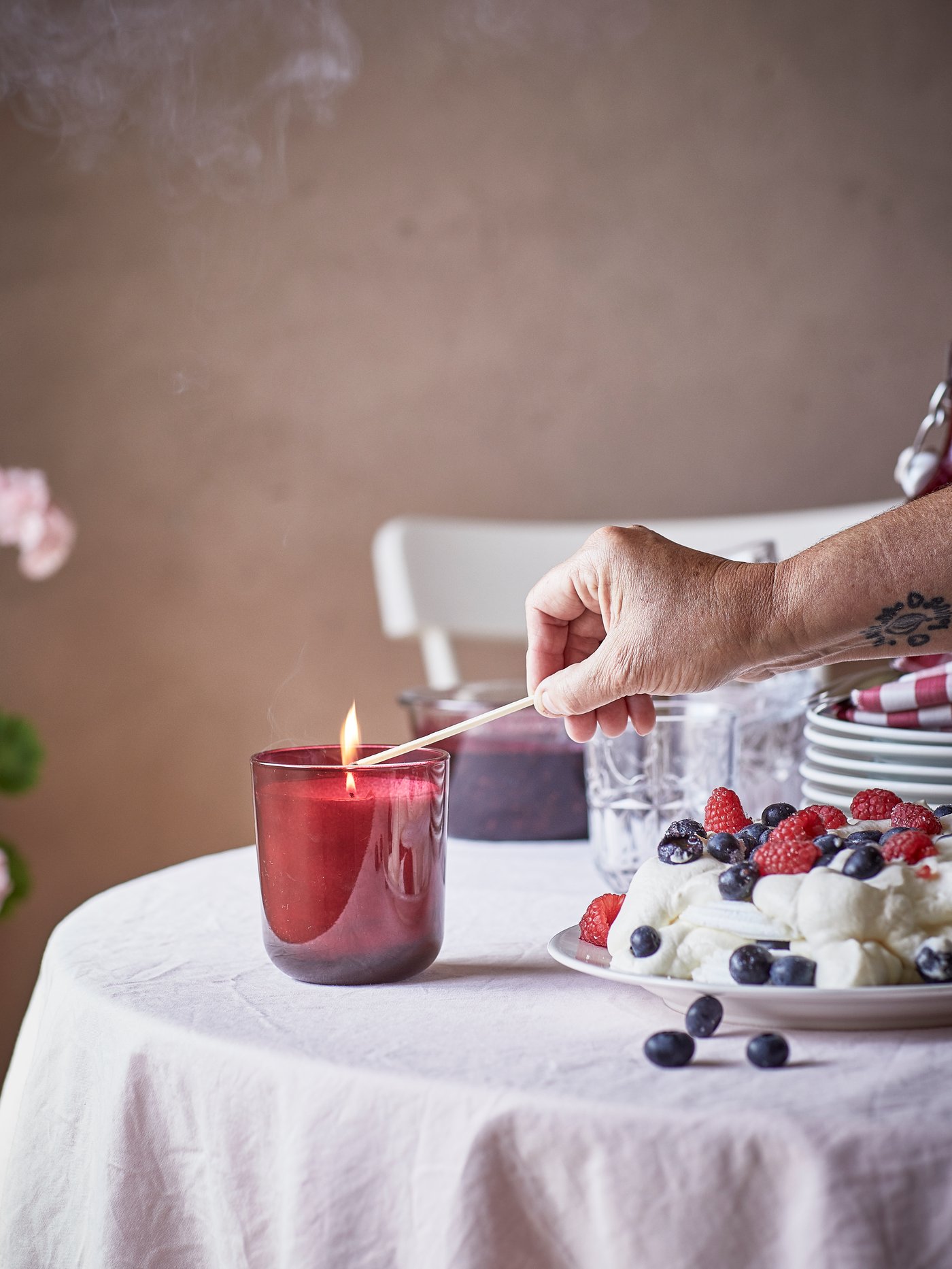 A Berries/red STÖRTSKÖN scented candle in glass