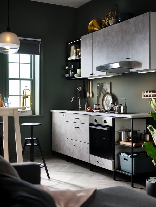 A kitchen with ENHET kitchen cabinets, a GÖRLIG oven in stainless steel and a JAKOBSBYN pendant lamp hanging from above.