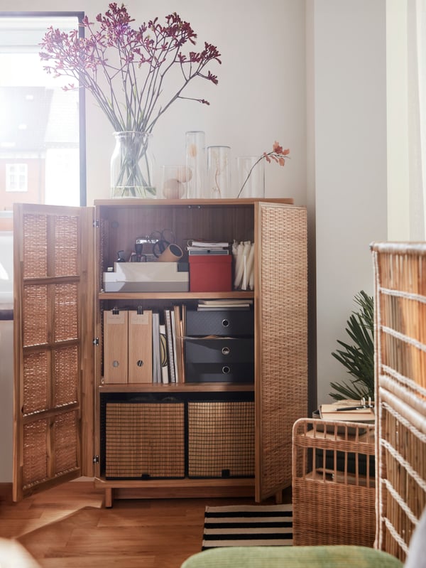 FRYKSÅS Kommode mit offenen Türen. Darin befinden sich Aufbewahrungskörbe und Boxen.