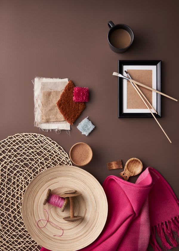 Ein Untersetzer aus Kork von IKEA 365+ im Wohnzimmer