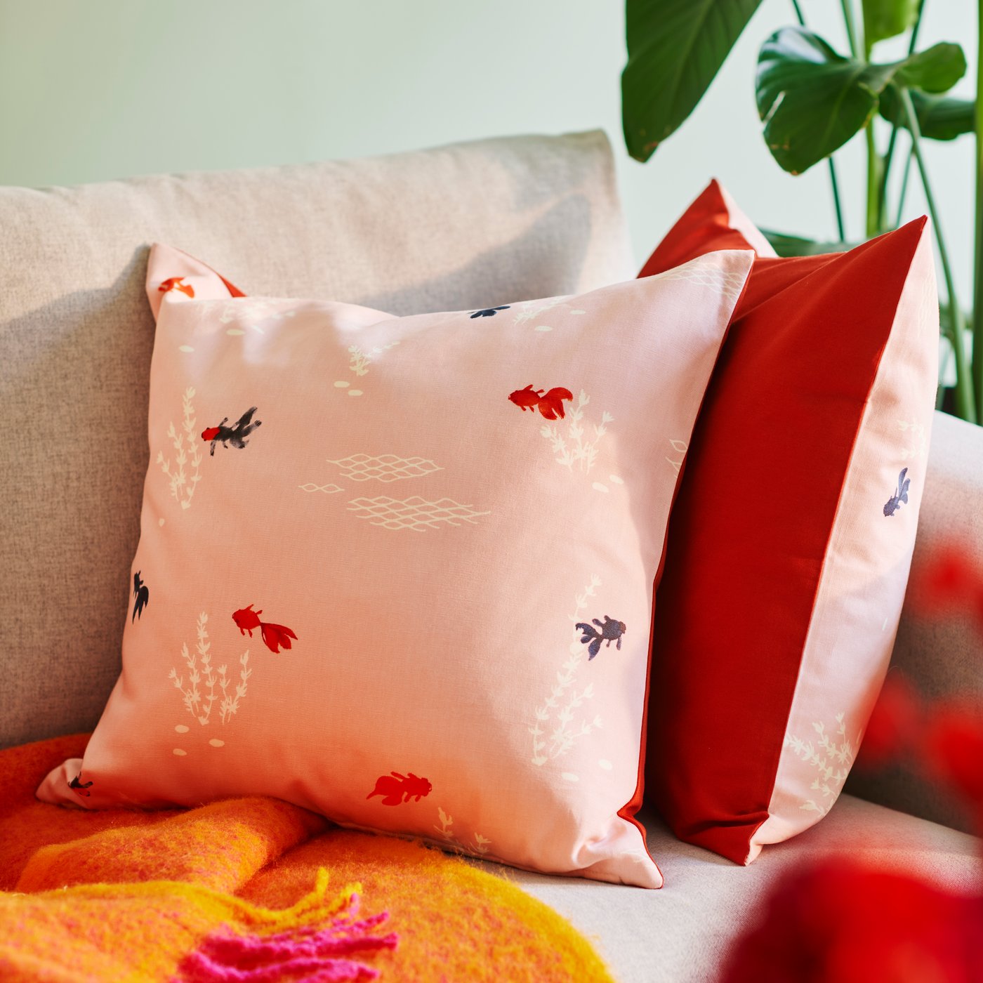FÖSSTA pillow on sofa