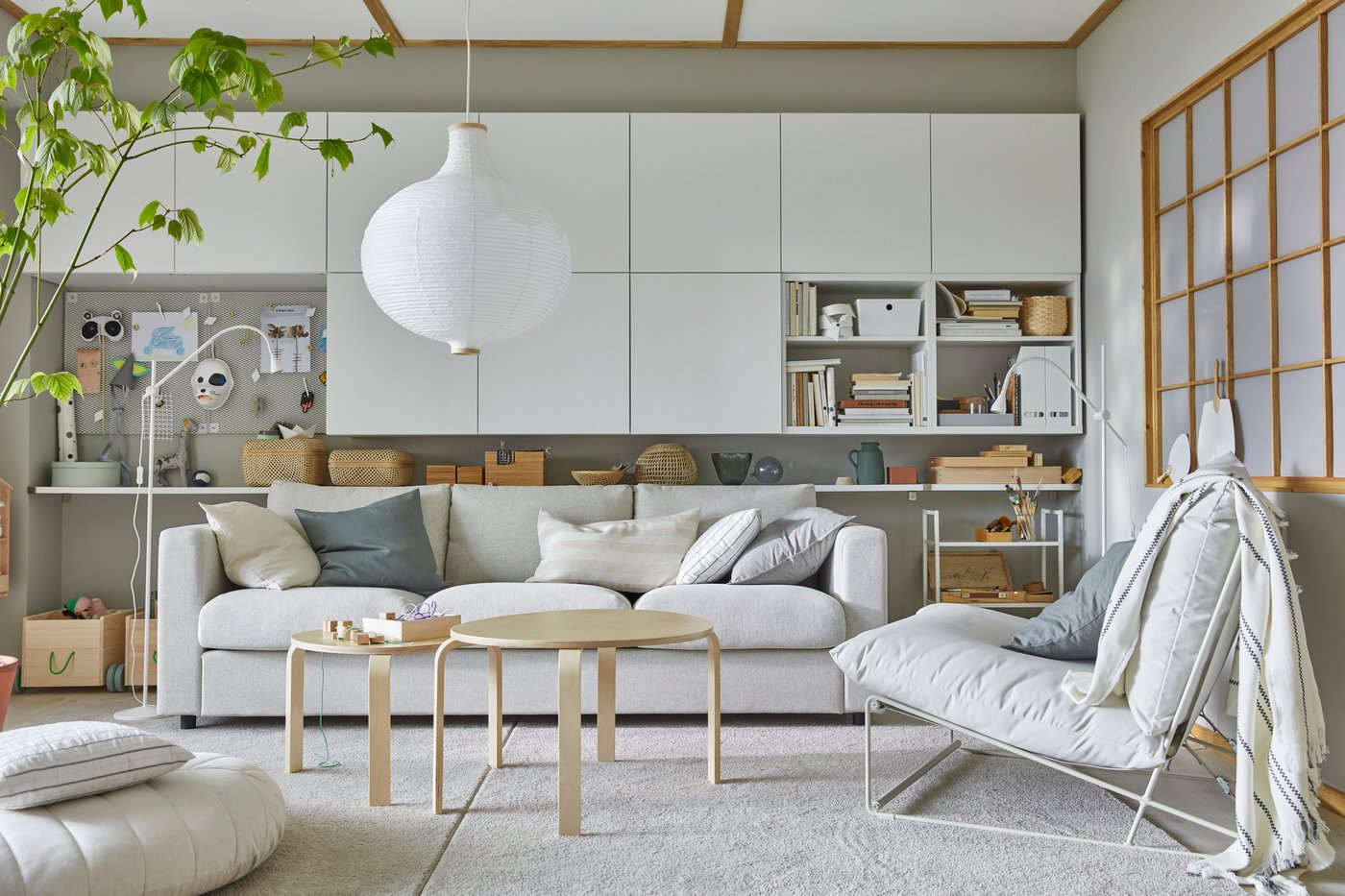 Ein hellbeiger SPORUP-Teppich mit niedrigem Flor im Wohnzimmer