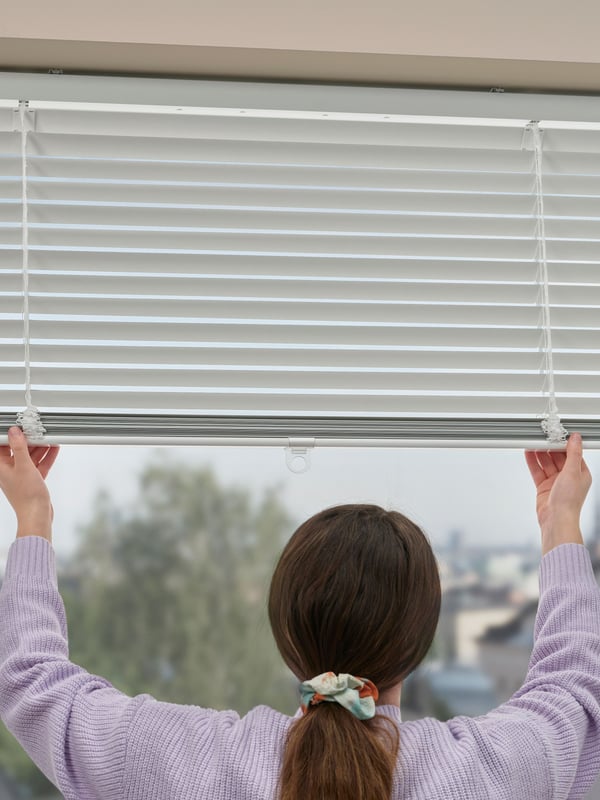 A white VECKLARFLY Venetian blind