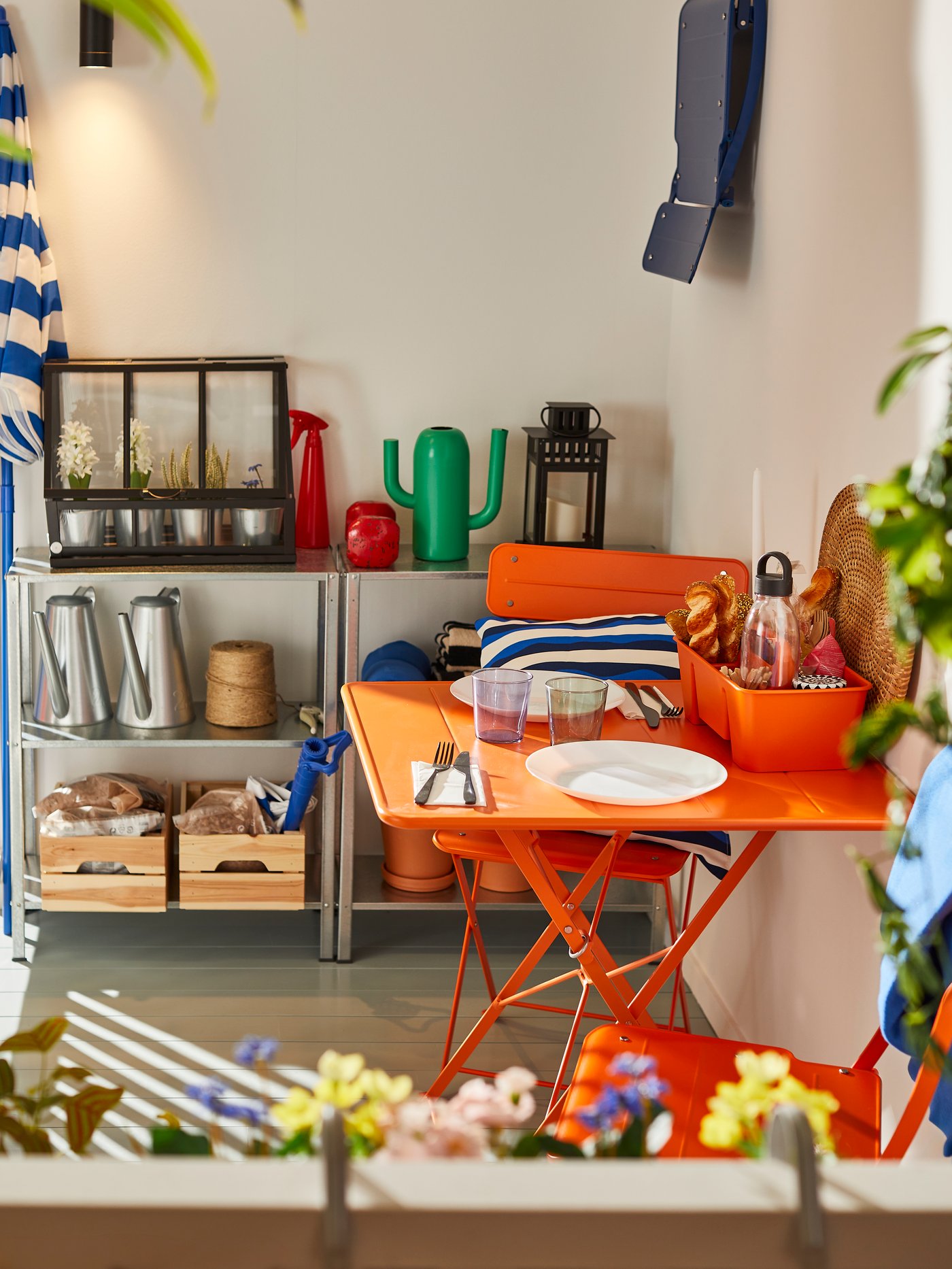 Un balcon coloré avec une table et des chaises SUNSDO orange