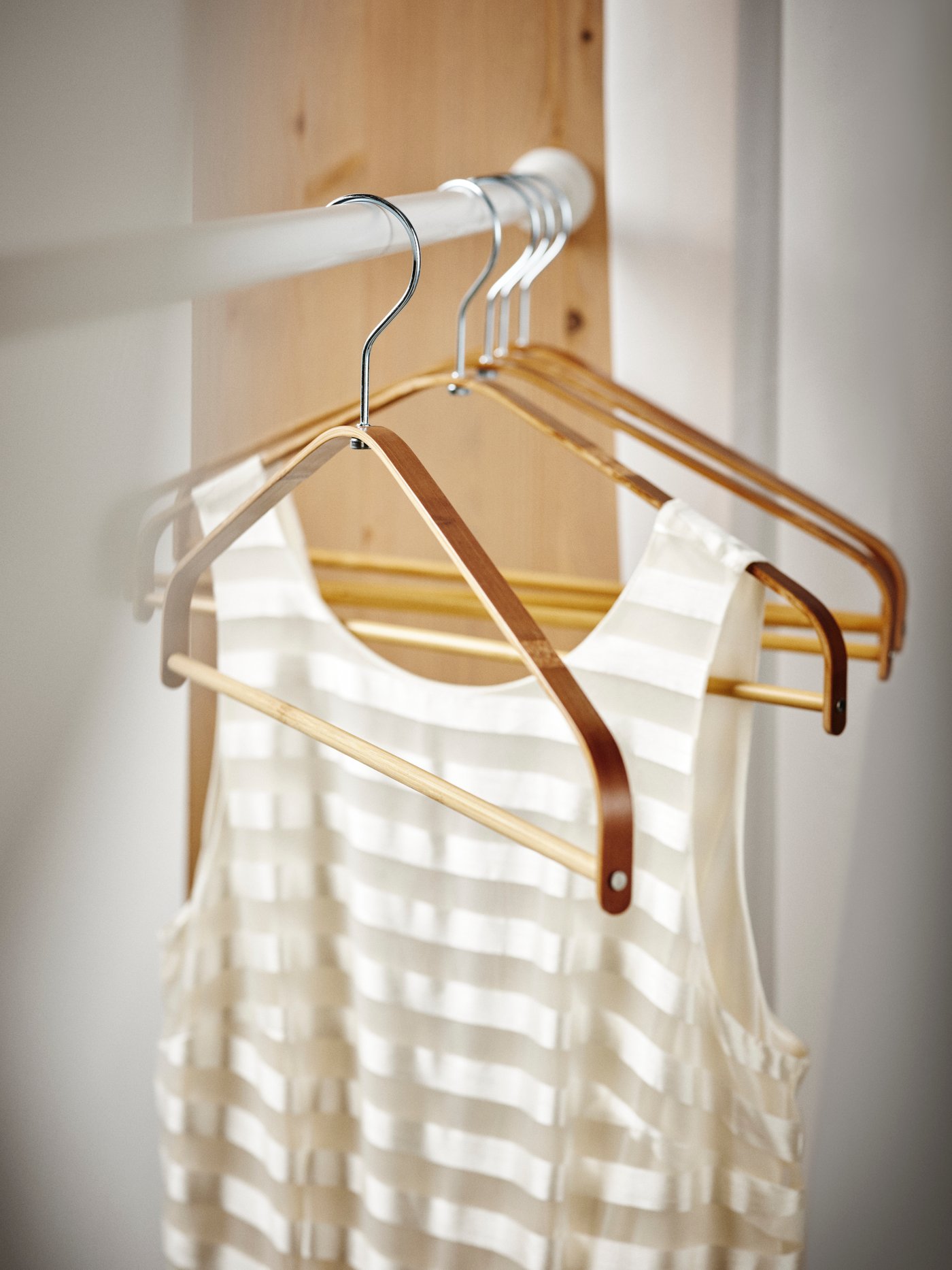 A bamboo HÖSVANS hanger