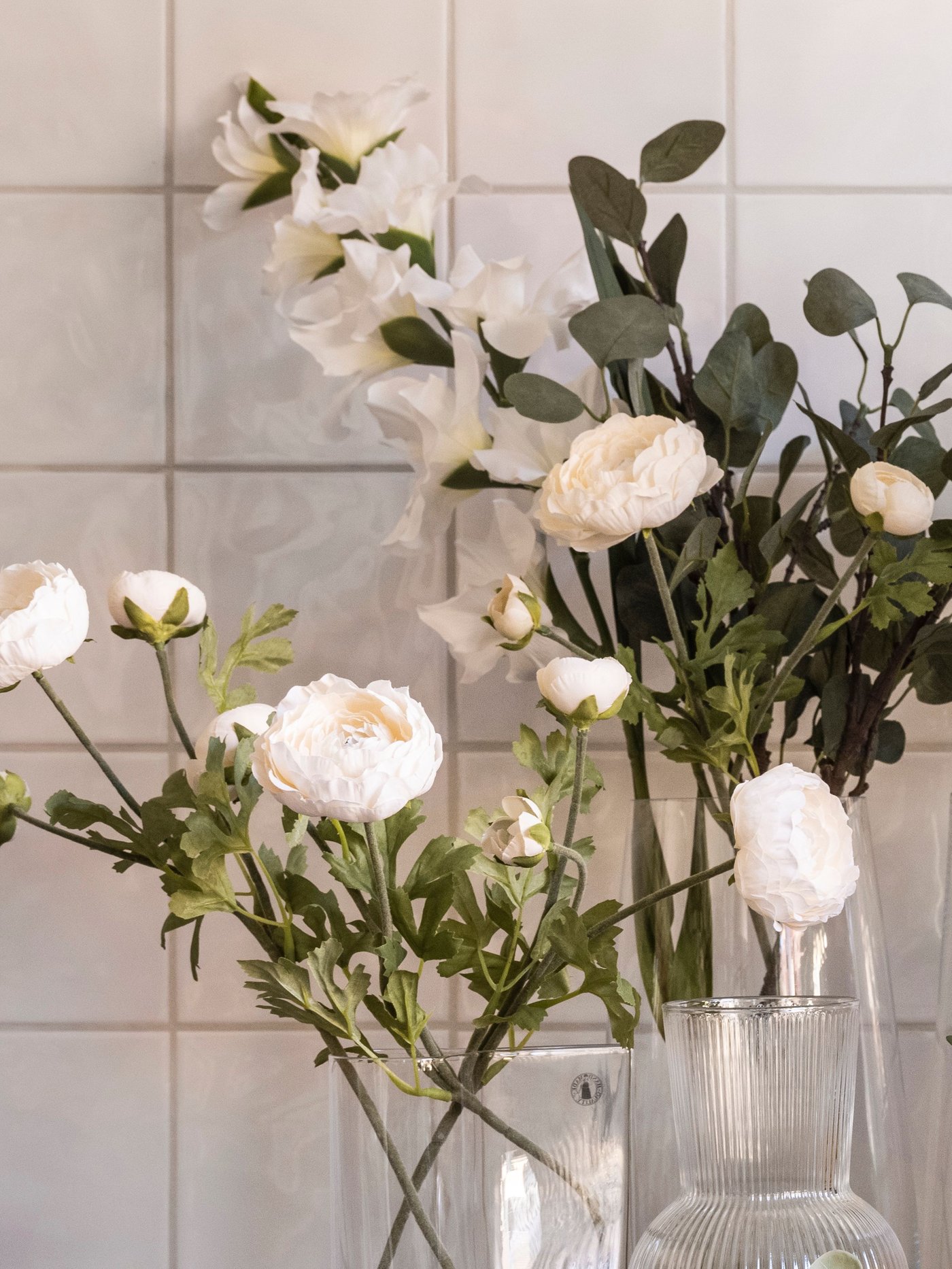 A Ranunculus/white SMYCKA artificial flower