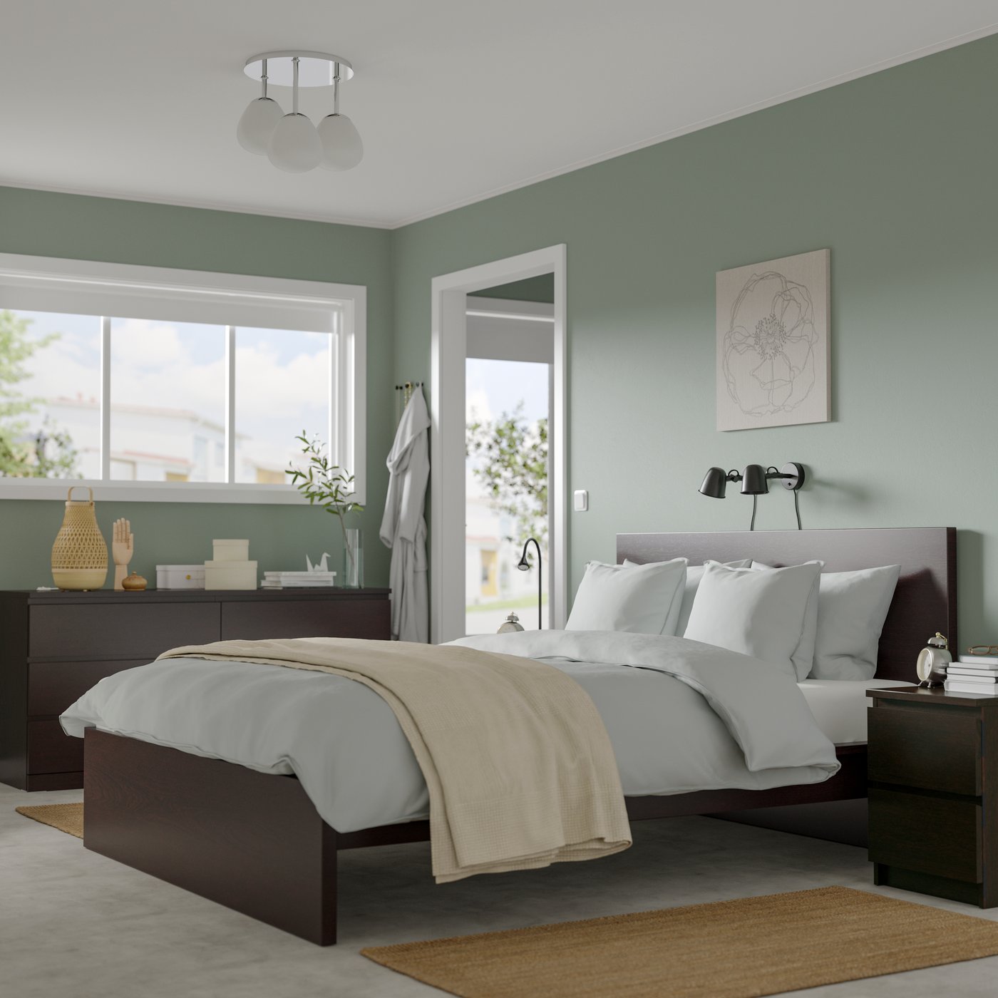 Des meubles de chambre STORKLINTA en placage brun foncé et effet chêne brun foncé dans une chambre.