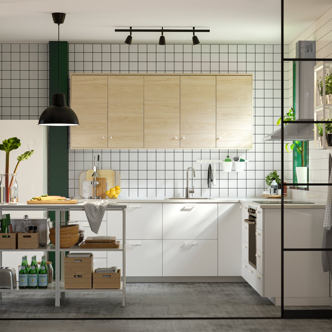 A clear glass BEGÄRLIG vase in the kitchen