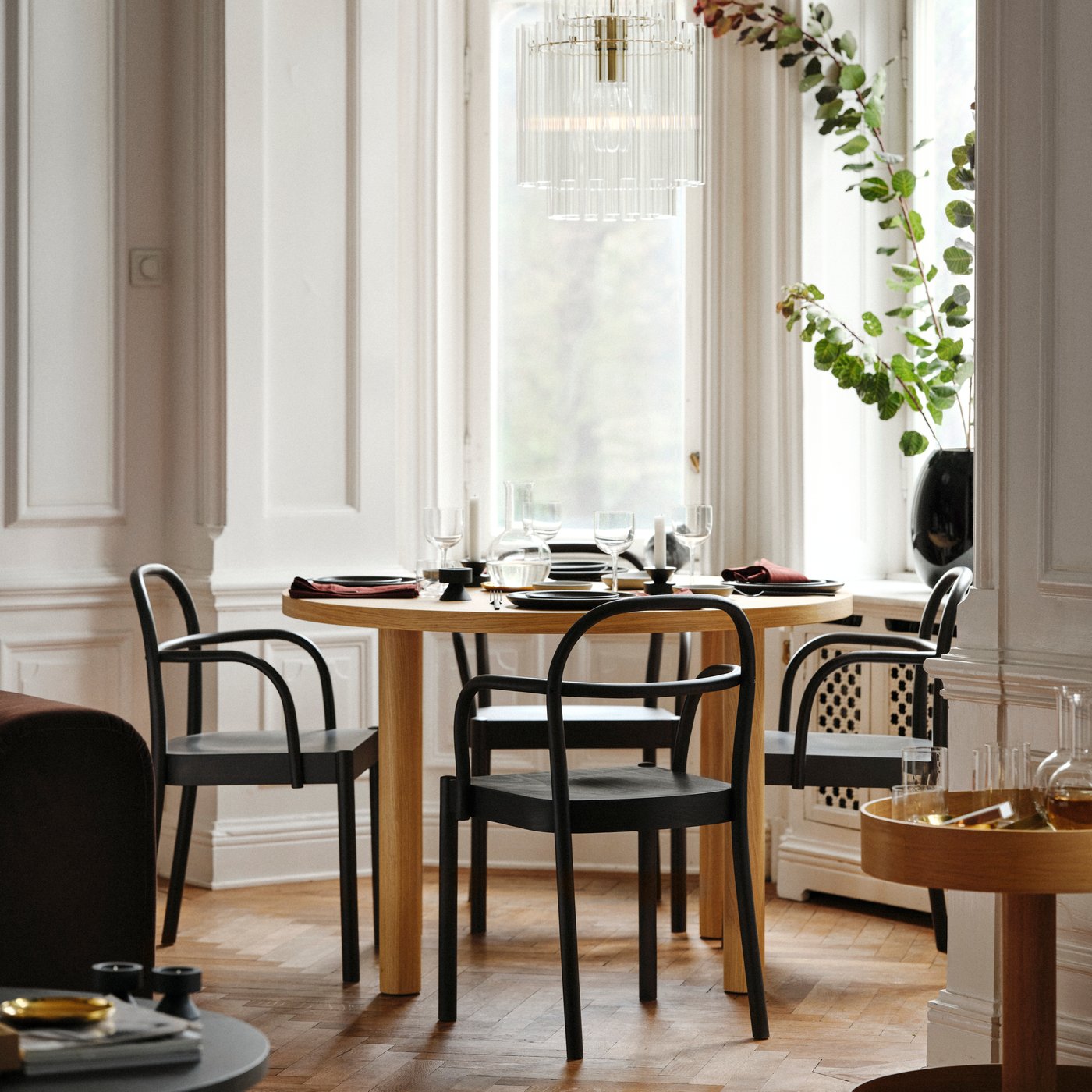Ett STOCKHOLM 2025 bord med svarta stolar.