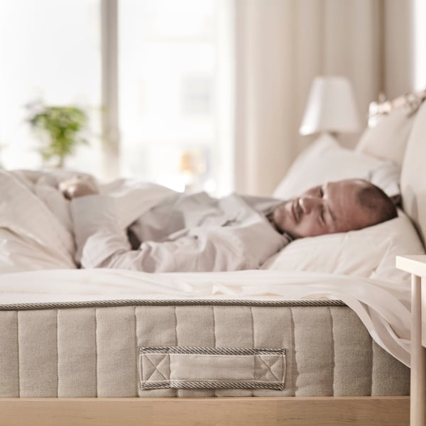 An extra firm/natural VATNESTRÖM pocket sprung mattress in the bedroom