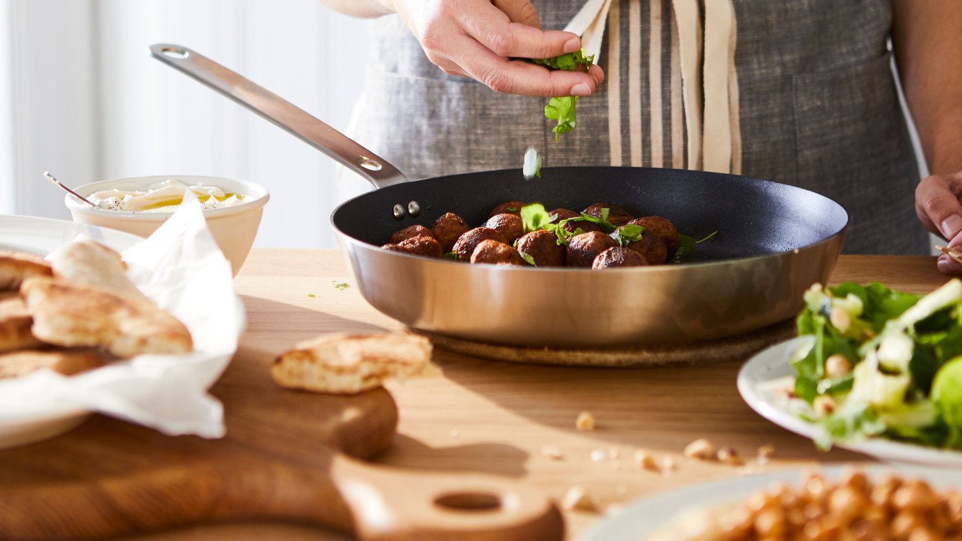 A stainless steel/non-stick coating HEMKOMST frying pan