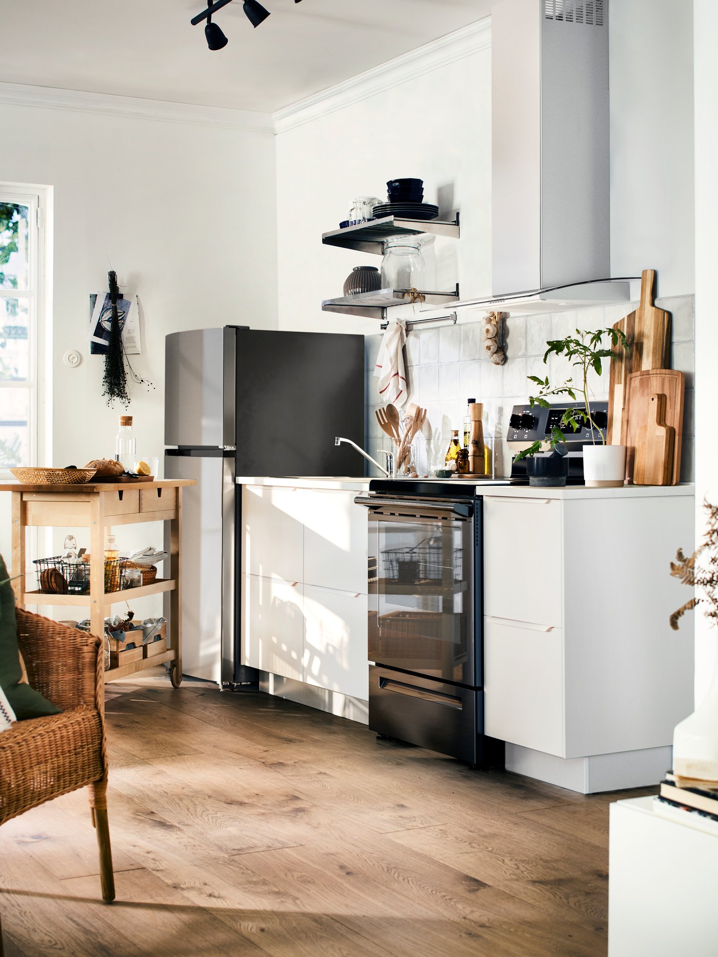 A black stainless steel MOTSVARIG range with glass ceramic cooktop in the kitchen