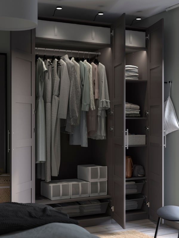 Armoire-penderie PAX gris foncé.
