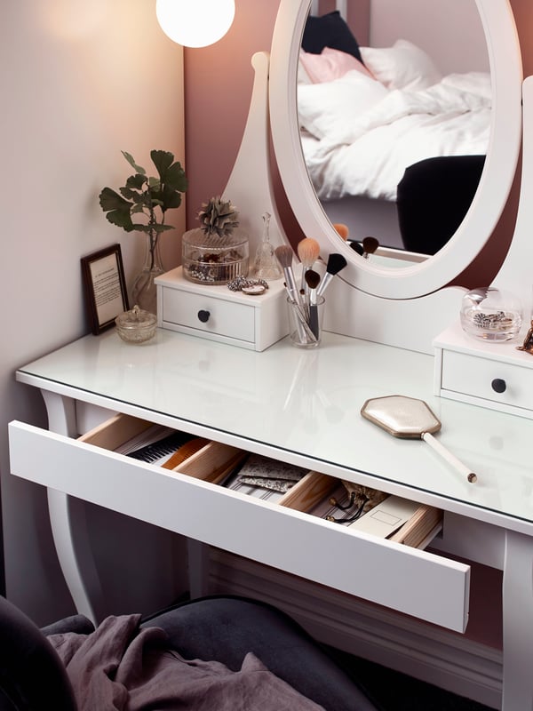 Een witte HEMNES kaptafel met spiegel in de slaapkamer