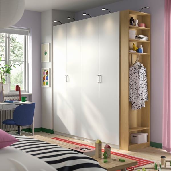 Add this end-unit to your PAX wardrobe to maximize your clothing storage. The unit allows you to hang your clothes and store accessories on open shelves for easy access – while adding a personal touch.
