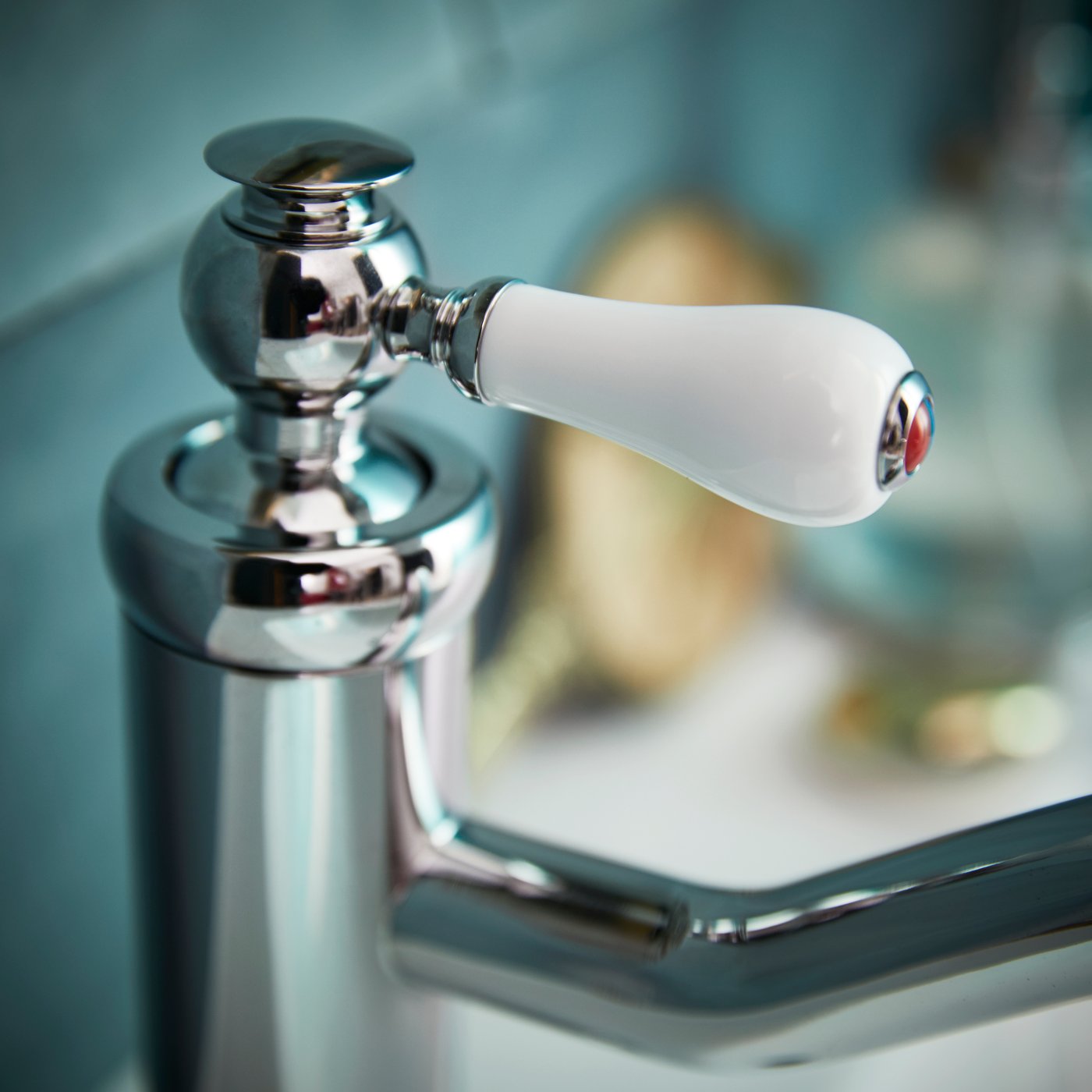 Mitigeur pour lavabo HAMNSKÄR avec un levier blanc en finition chromée classique.