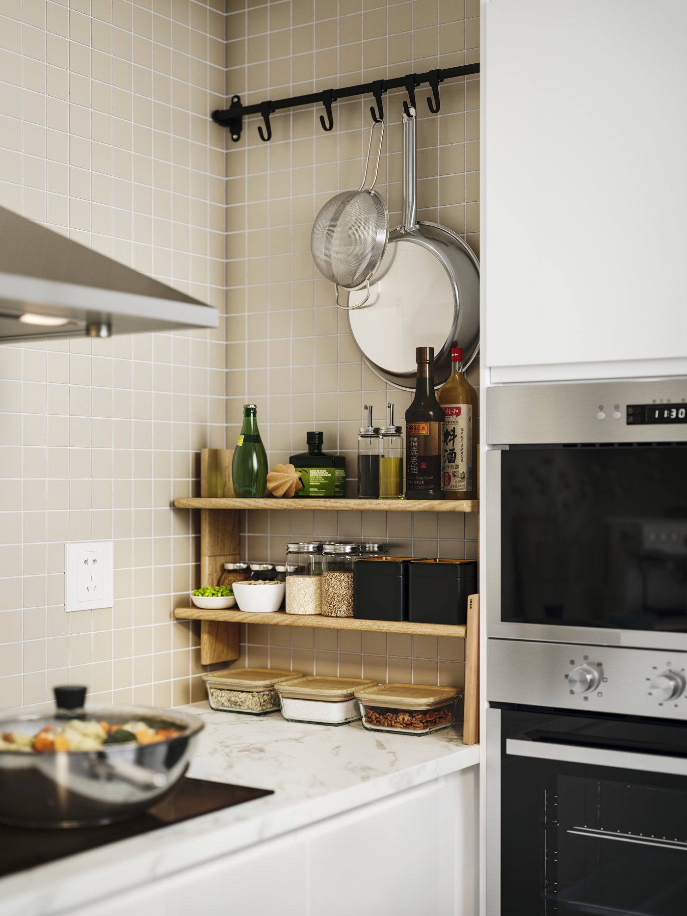 Una cocina con estantes de pared KLAVRESTRÖM abastecidos con frascos, aceites y sartenes colgados de ganchos sobre el salpicadero de azulejos.