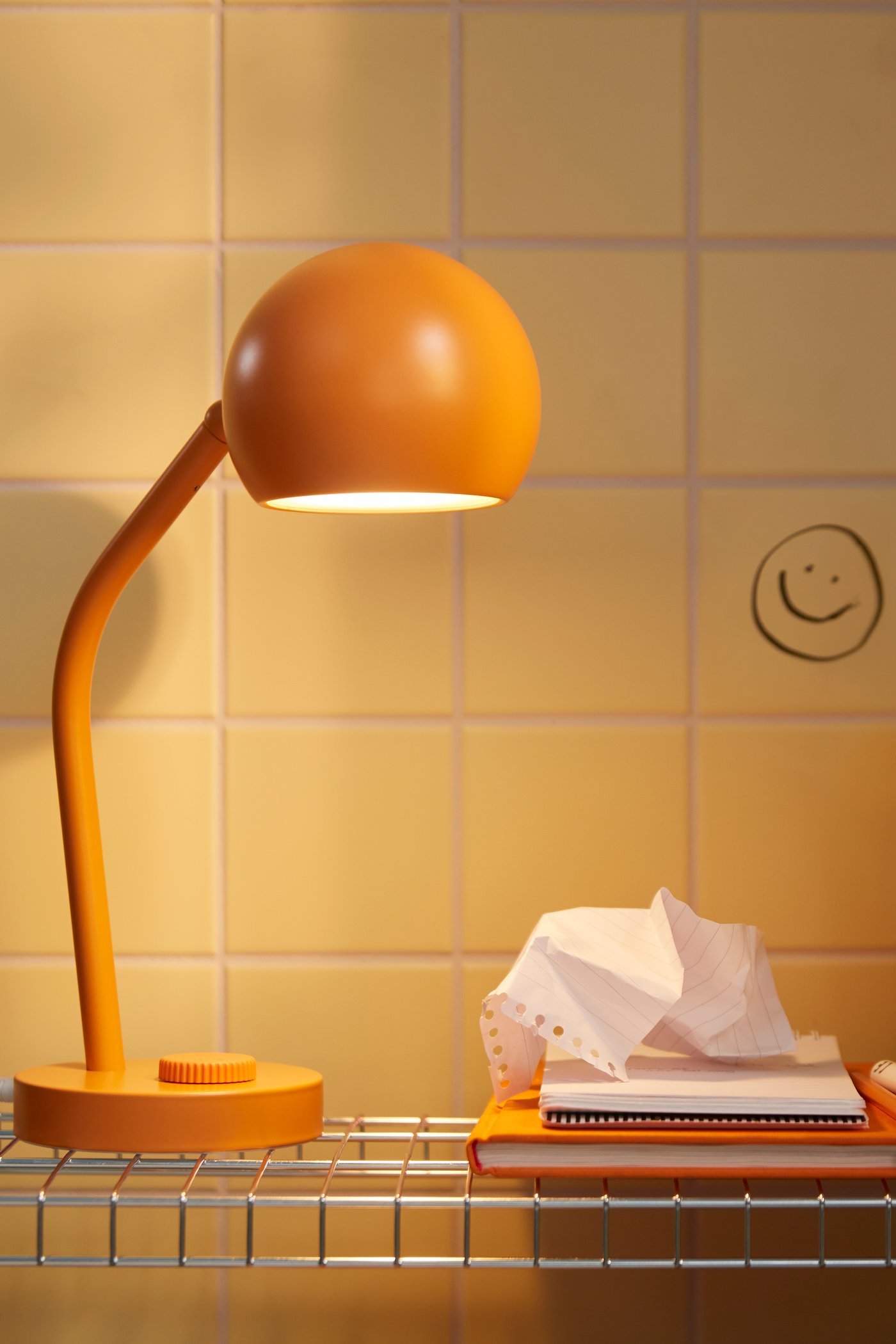 En dimbar/orange KORVSNÖRE LED-skrivbordslampa i matsalen