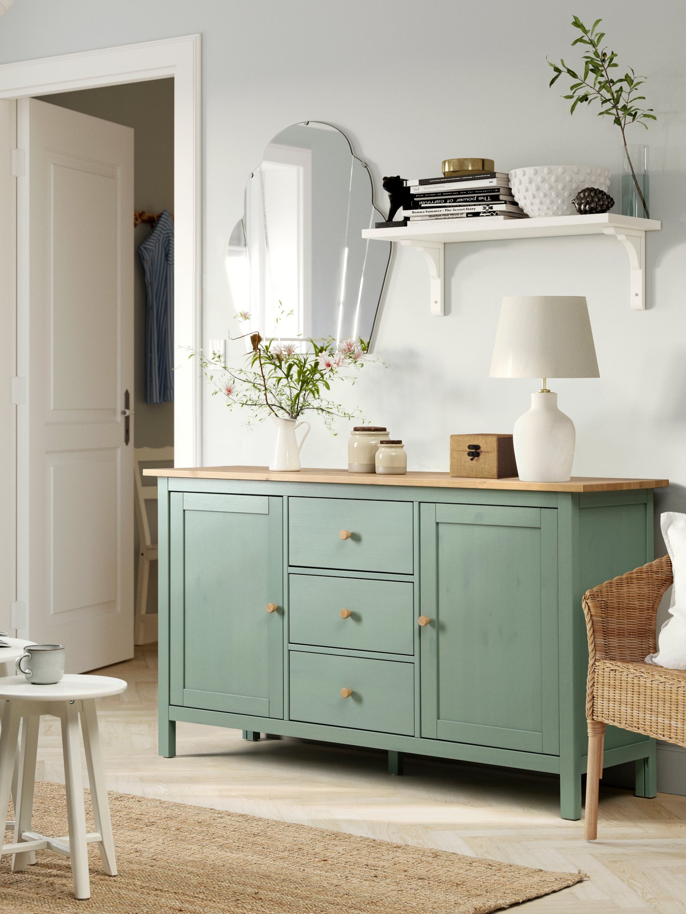 Ein HEMNES Sideboard in graugrün/hellbraun lasiert steht in einem Wohnraum