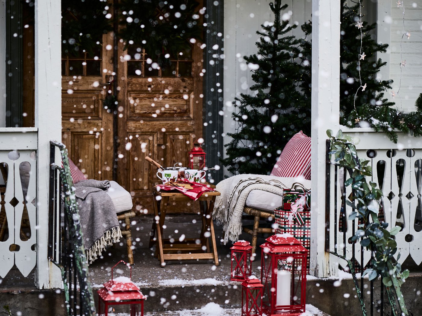 Une housse de coussin VINTERFINT rayée rouge/blanc à l'extérieur