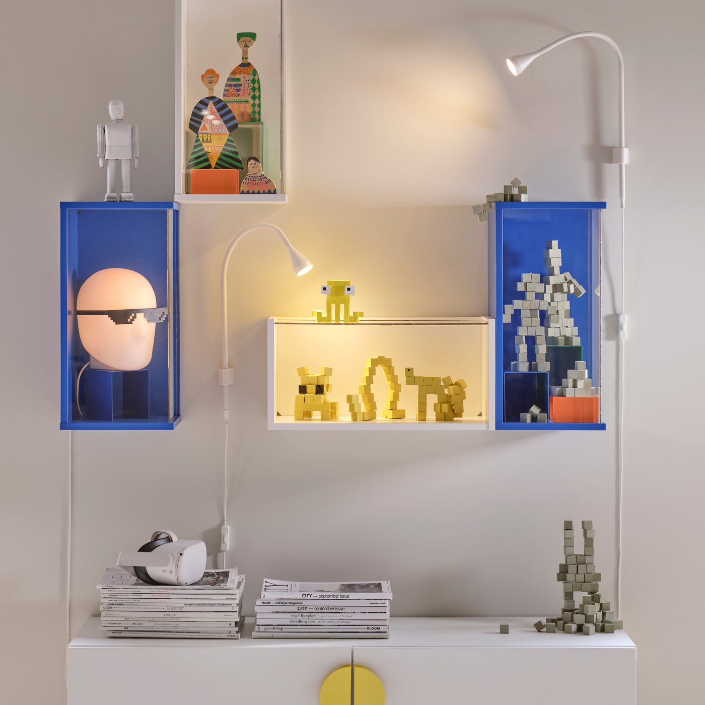 A white NÄVLINGE LED wall/clamp spotlight in the living room