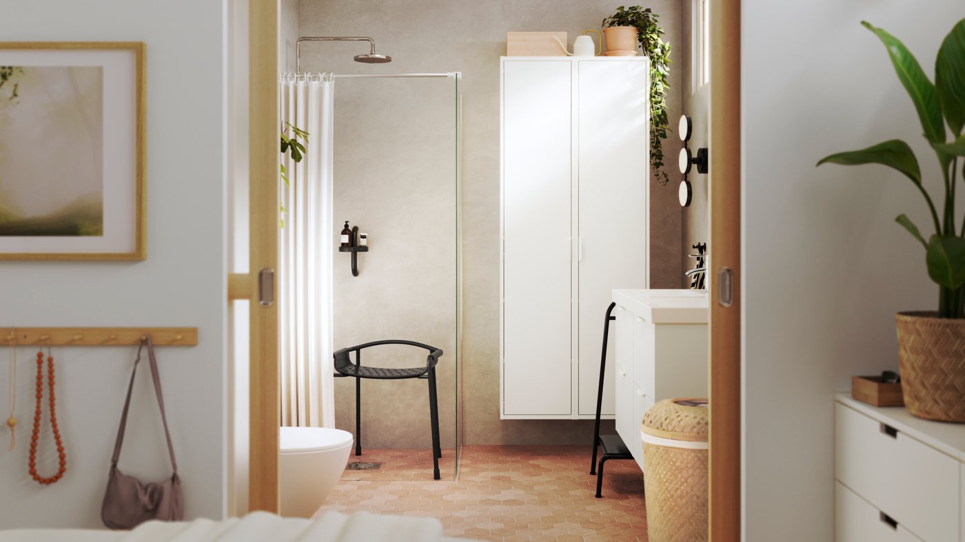 A white/grey SVARTSTARR shower curtain in the bathroom