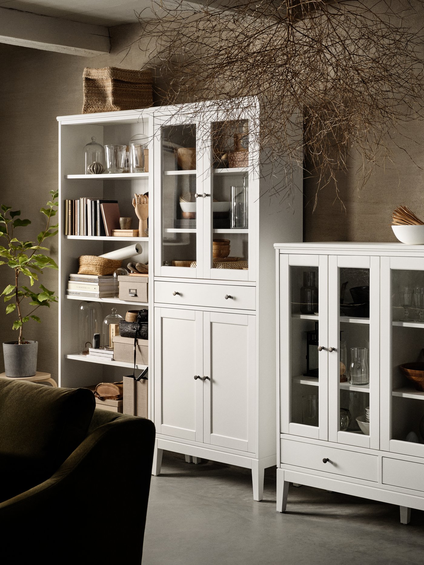 Combinación de mueble con repisas, vitrina y estantes IDANÄS color blanco, con puertas de vidrio.
