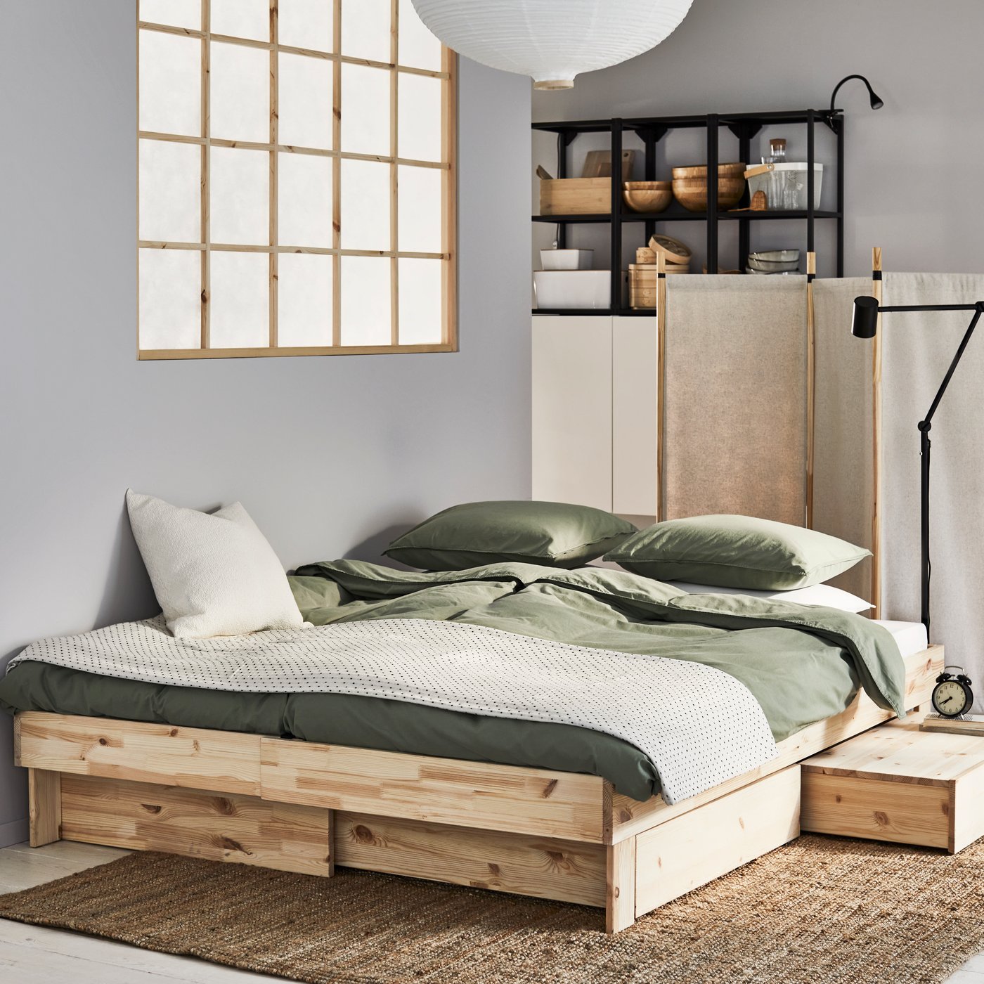 Ein ausziehbares Bett der Marke GLAMBERGET aus Kiefernholz/Vannareid mit Stauraum und 2 Matratzen