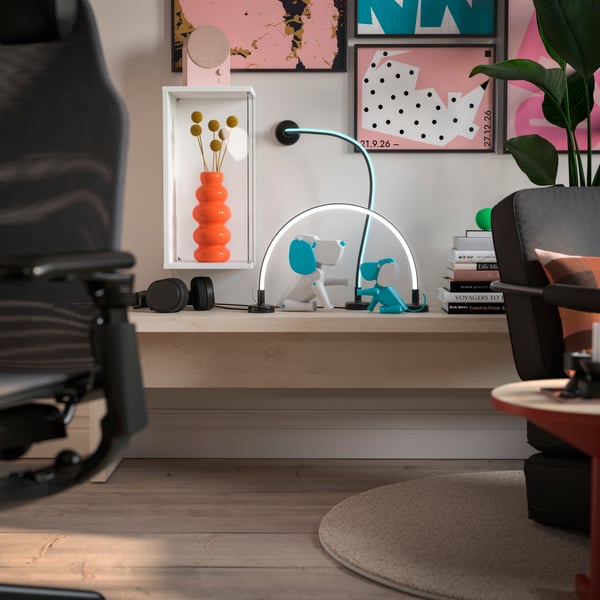 Auf einer Bank stehen zwei SMÅSNÖRE LED-Dekoleuchten. An der Wand befinden sich ein BRÄNNBOLL Wandschrank sowie ein NATTBAD Bluetooth-Lautsprecher.