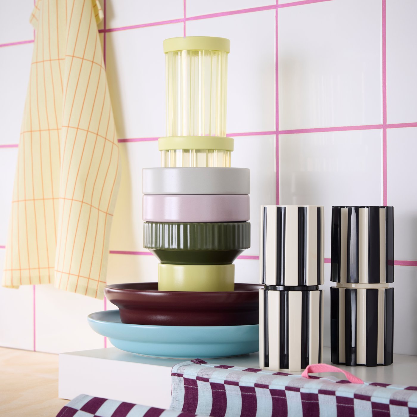 A black/light beige SPJUTLILJA spice mill in the kitchen