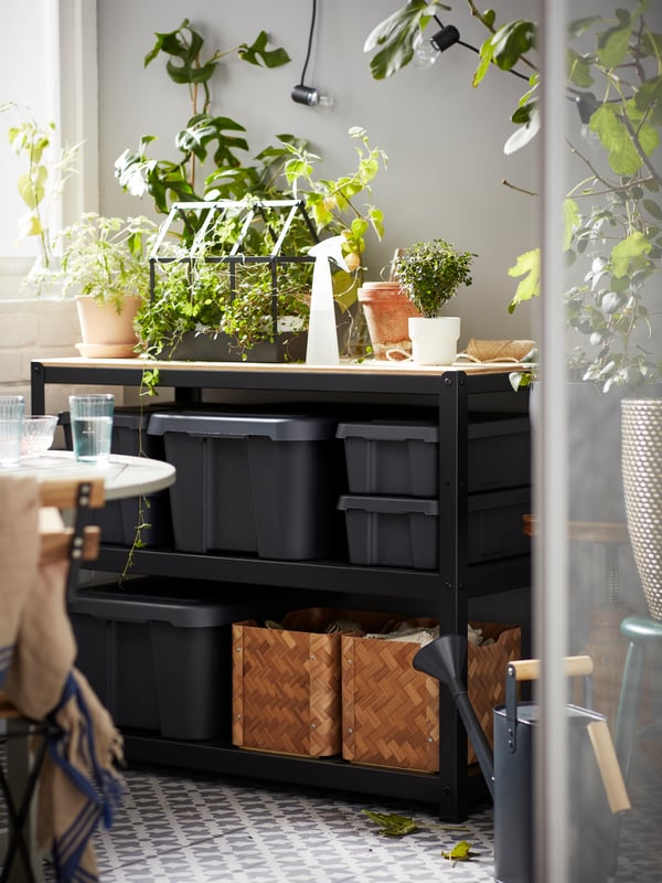 A dark grey KLÄMTARE box with lid, in/outdoor outside