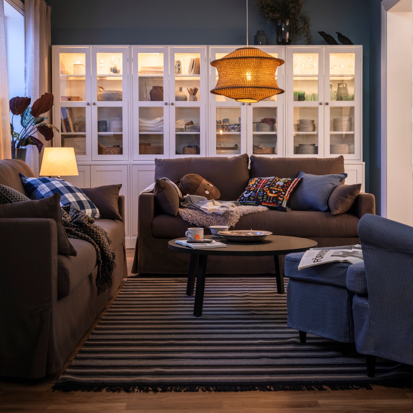 A BLÅSTÅNG pendant lamp hangs in a living room with two gray-brown HYLTARP sofas and a STOCKHOLM 2025 coffee table.