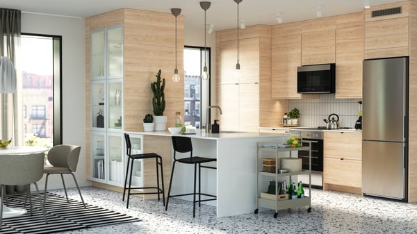 A bright kitchen with ASKERSUND light ash effect kitchen fronts.
