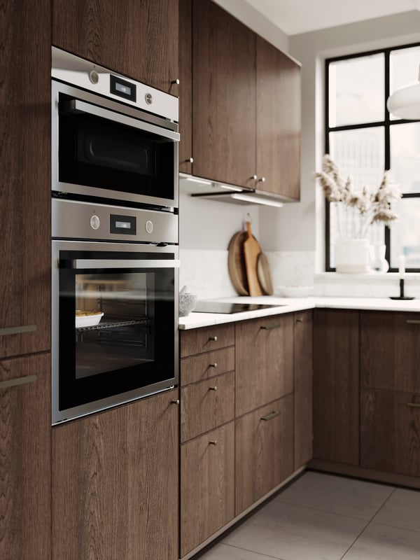 A modern kitchen with SINARP drawers and NYDALA handles, doors, and a kitchen island with a marble effect.