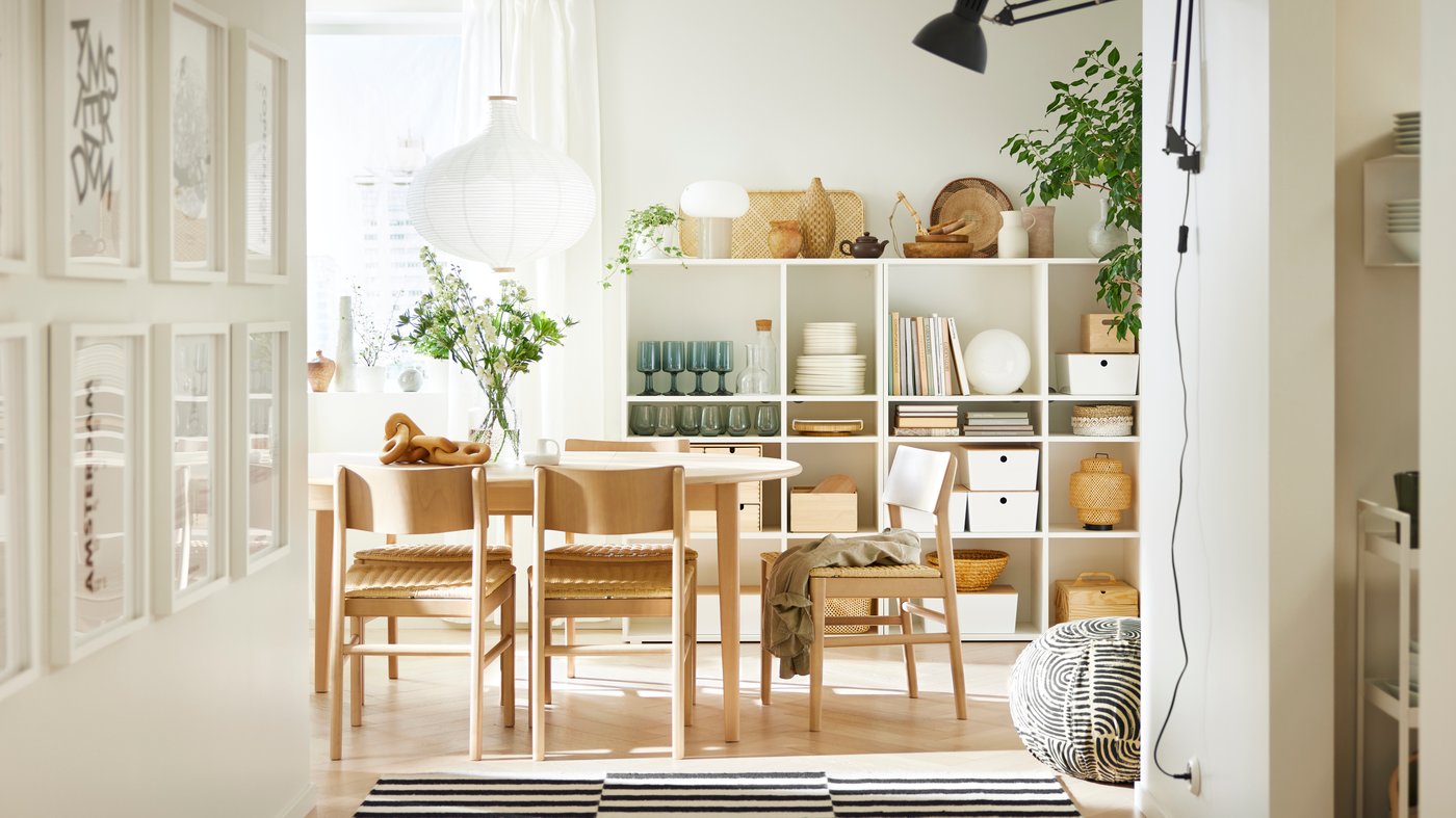 Table ronde extensible SKANSNÄS en plaqué hêtre et quelques chaises SKANSNÄS en hêtre clair installées sous une suspension RISBYN.