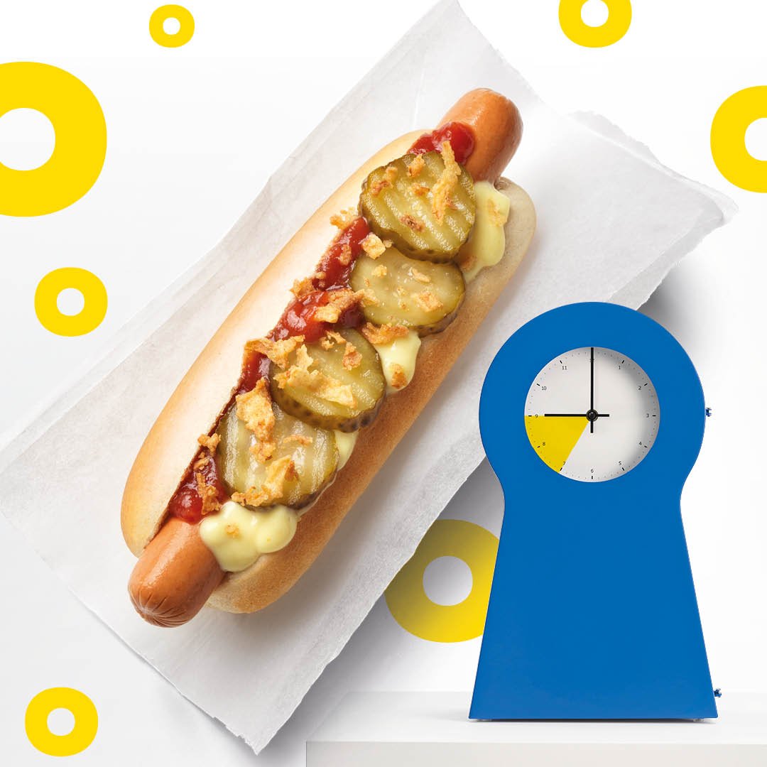 Eine blaue Standuhr und ein IKEA Hotdog sind zu sehen