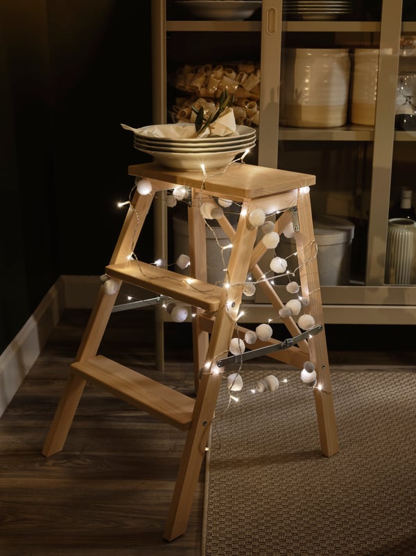 A battery-operated mini/pompon white/grey AKTERPORT LED lighting chain with 40 lights