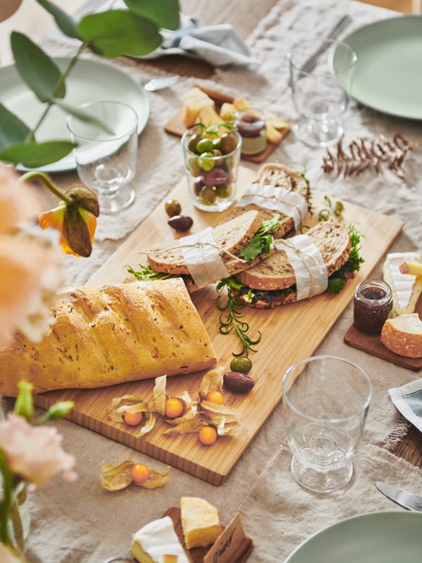 A bamboo APTITLIG chopping board in the dining room