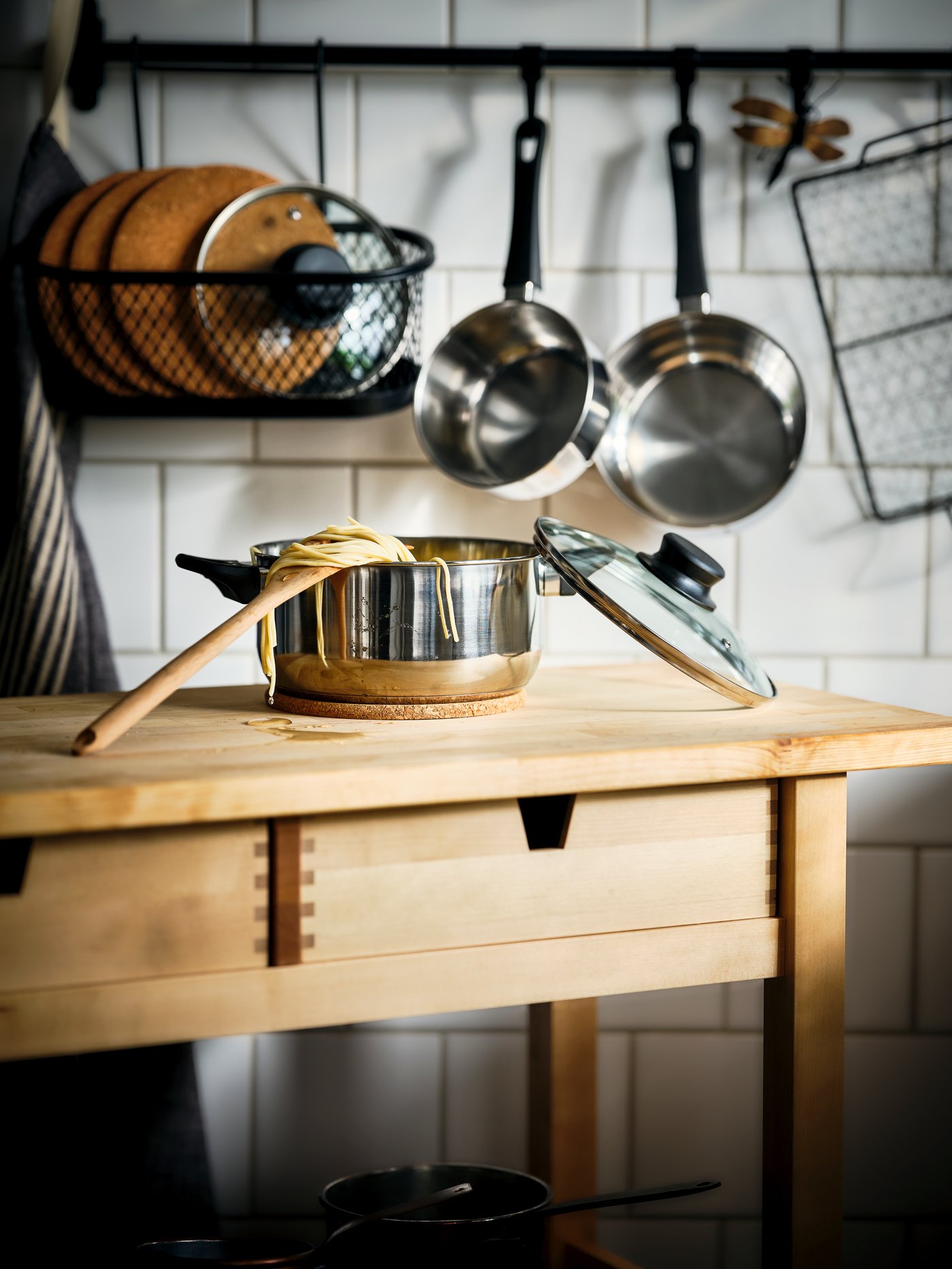Birch FÖRHÖJA kitchen cart with ANNONS pot on top filled with pasta.