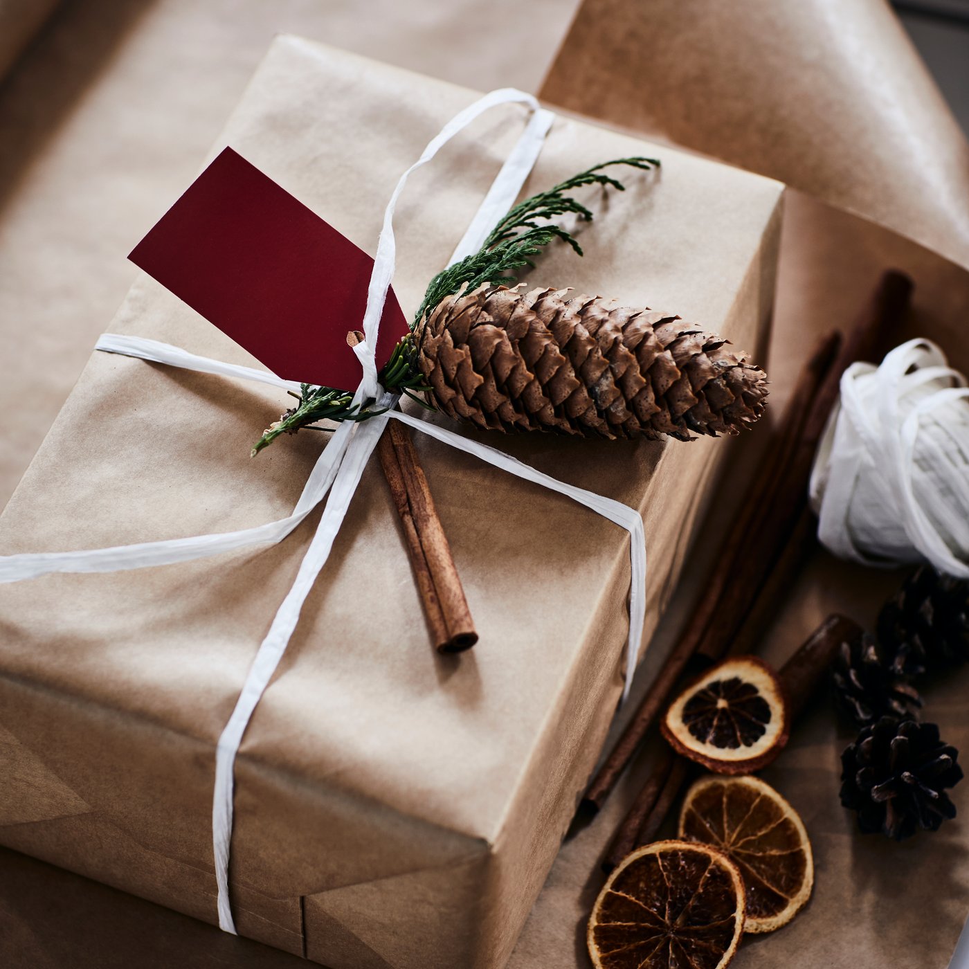 Eine Geschenkpapierrolle mit gemischtem Muster in Braun/Rot von VINTERFINT